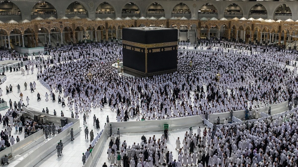 Pilgrims at Grand Mosque Makkah using live crowd tracker for Tawaf and Sa’i during Hajj preparations